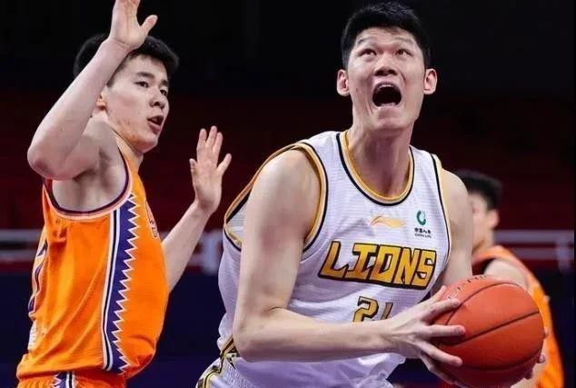叶辰看着他俩，冷笑道：我听说你们都是名牌大学的高材生。